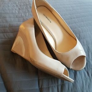 Liz Claiborne nude peep toe pumps